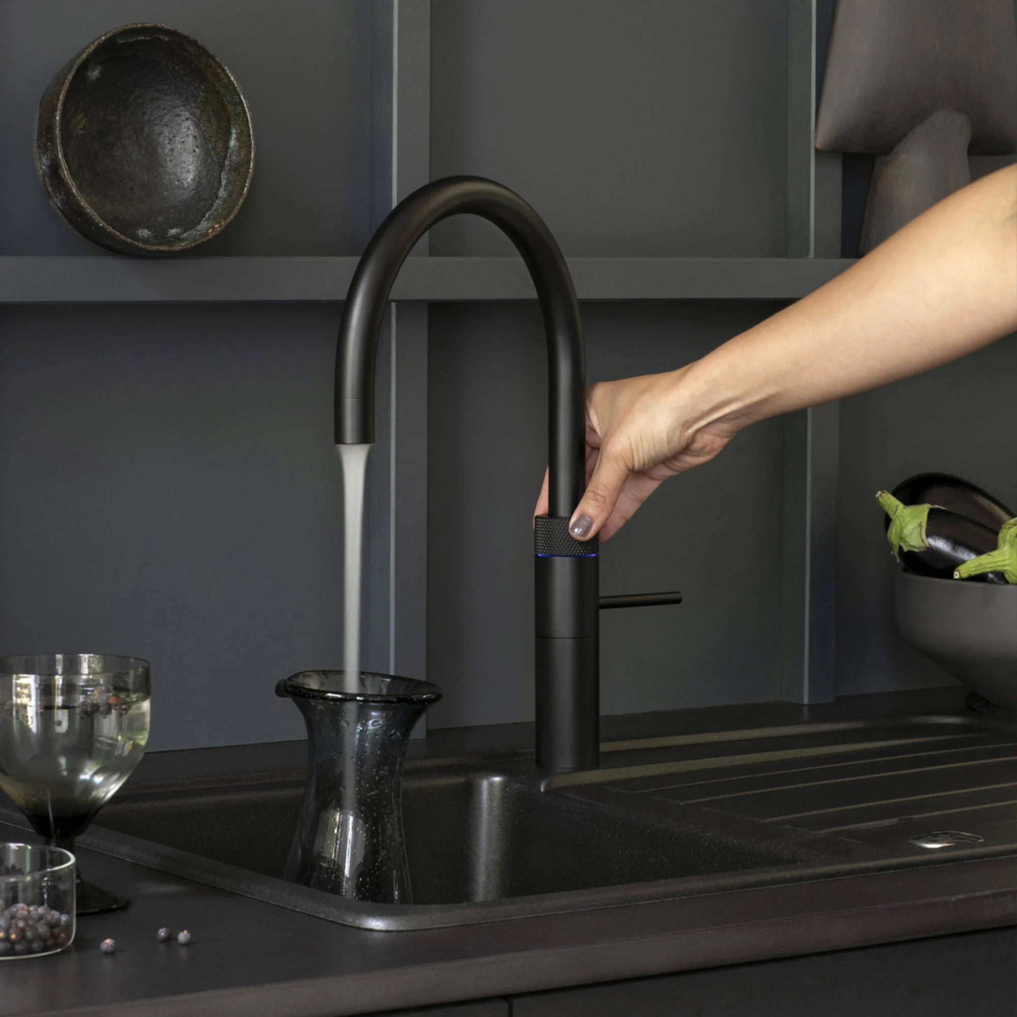 Quooker Fusion rund mit COMBI-Boiler 3-in-1-Kochwasserhahn Schwarz